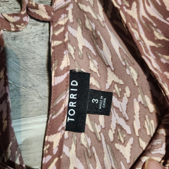 💘 Torrid Georgette Strappy Split Back Blouse - Picture 5 of 5